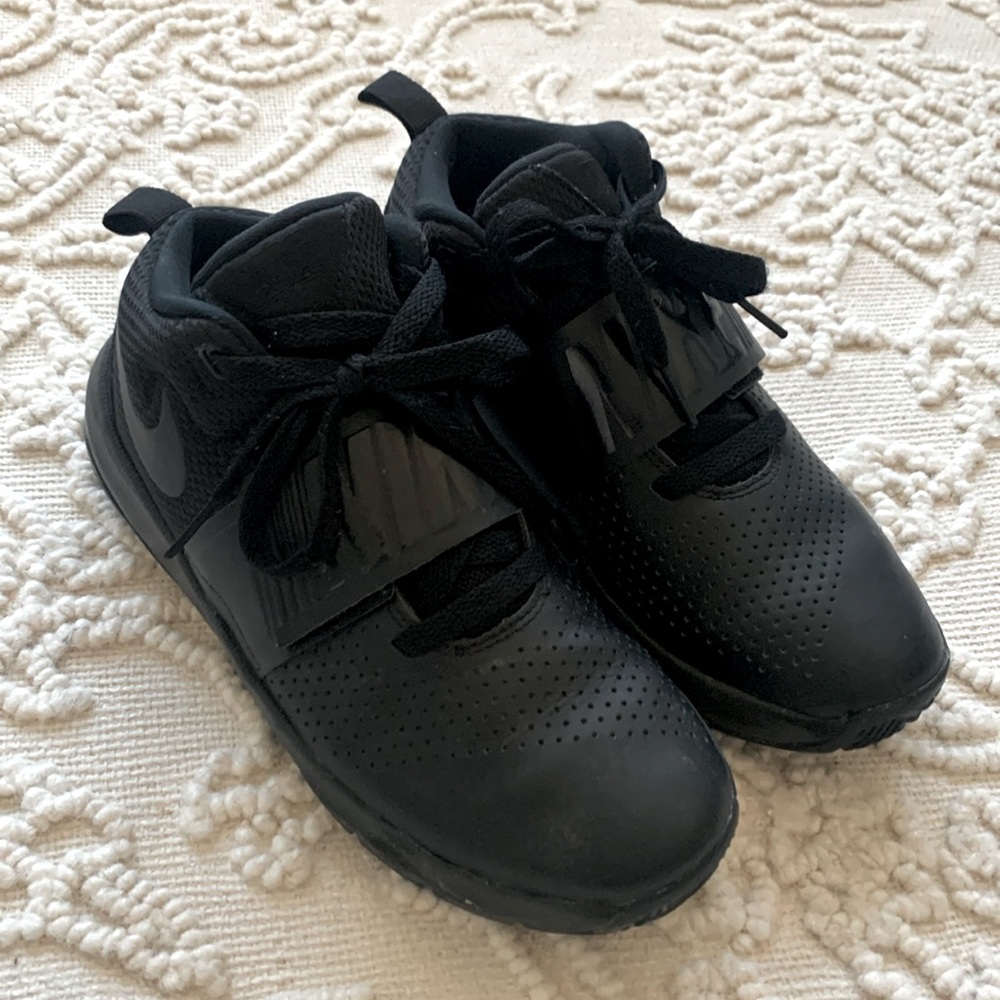 Nike Boys Team Hustle Black Basketball Shoes Sneakers Size 5Y